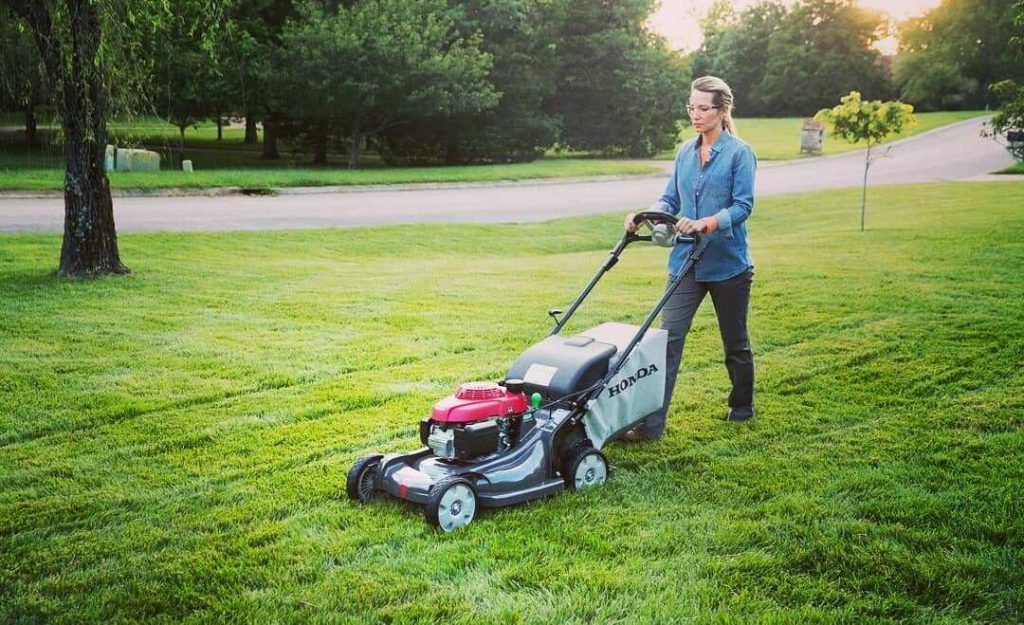 Lawn Mowing For Women, Tips And Reasons 