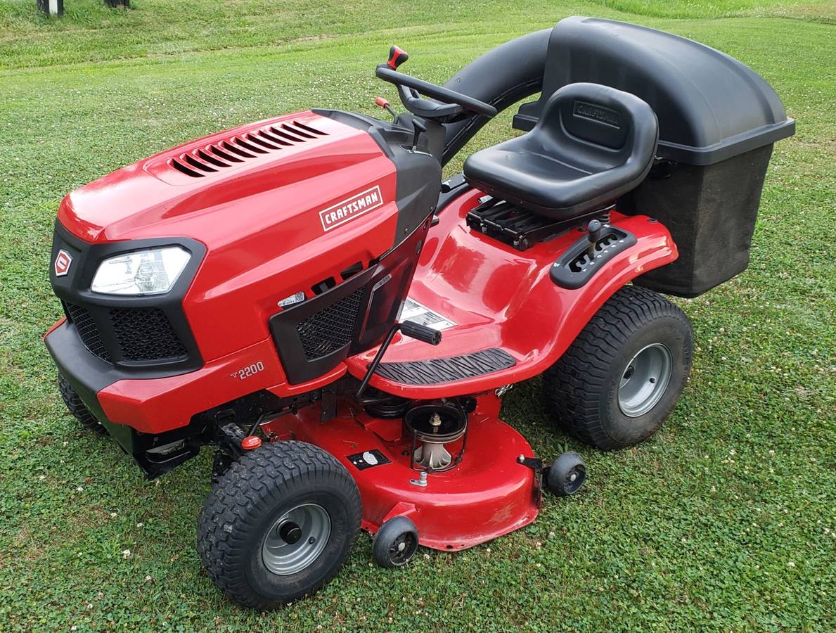 Explore Effortless Mowing with Craftsman T2200 Riding Lawn Mower - Lawn ...