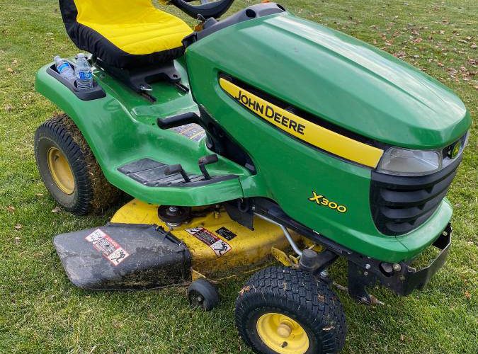 Excellent John Deere X300 Riding Lawn Mower - RonMowers